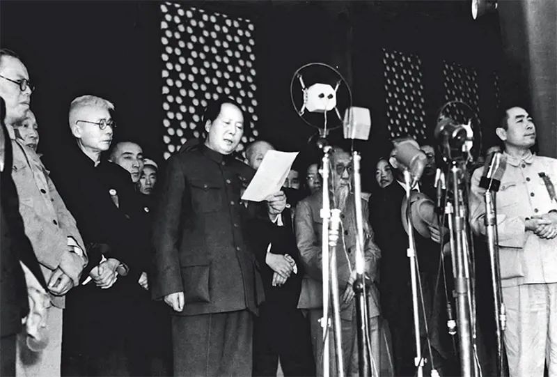 1949年10月1日下午3时,开国大典在天安门广场隆重举行。毛泽东同志庄严宣告:“中华人民共和国中央人民政府今天成立了。” 新华社发