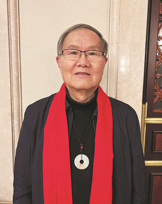 刘庆邦,中国煤矿作协主席。著有长篇小说《断层》《远方诗意》《红煤》《遍地月光》《黑白男女》《女工绘》等12部,中短篇小说集、散文集《走窑汉》《梅妞放羊》《遍地白花》《响器》《黄花绣》等70余部。《刘庆邦短篇小说编年》十二卷。曾获鲁迅文学奖等各类奖项,作品被译成多种文字出版